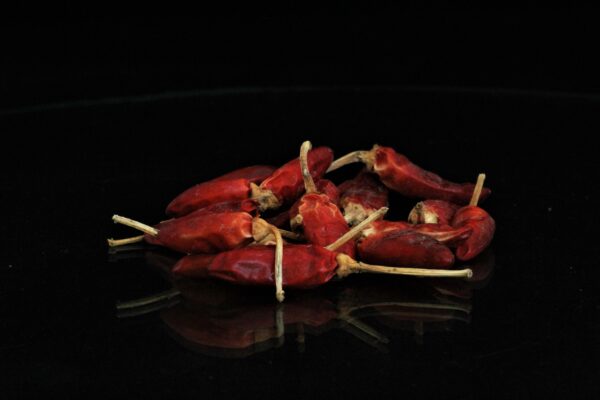 Guindillas secas rojas sobre fondo oscuro