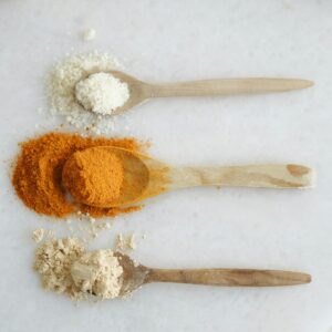 Varias especias en cucharas, fotografía orientativa para curry picante