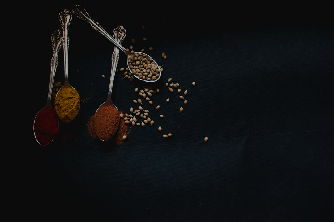 Selección de especias de distintos colores y texturas, evocando los sabores del mundo